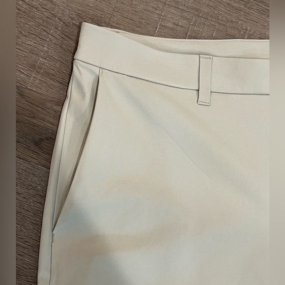 Lululemon Athletica Size 38 Flat Front Performance Cream ABC Shorts - Picture 2 of 10